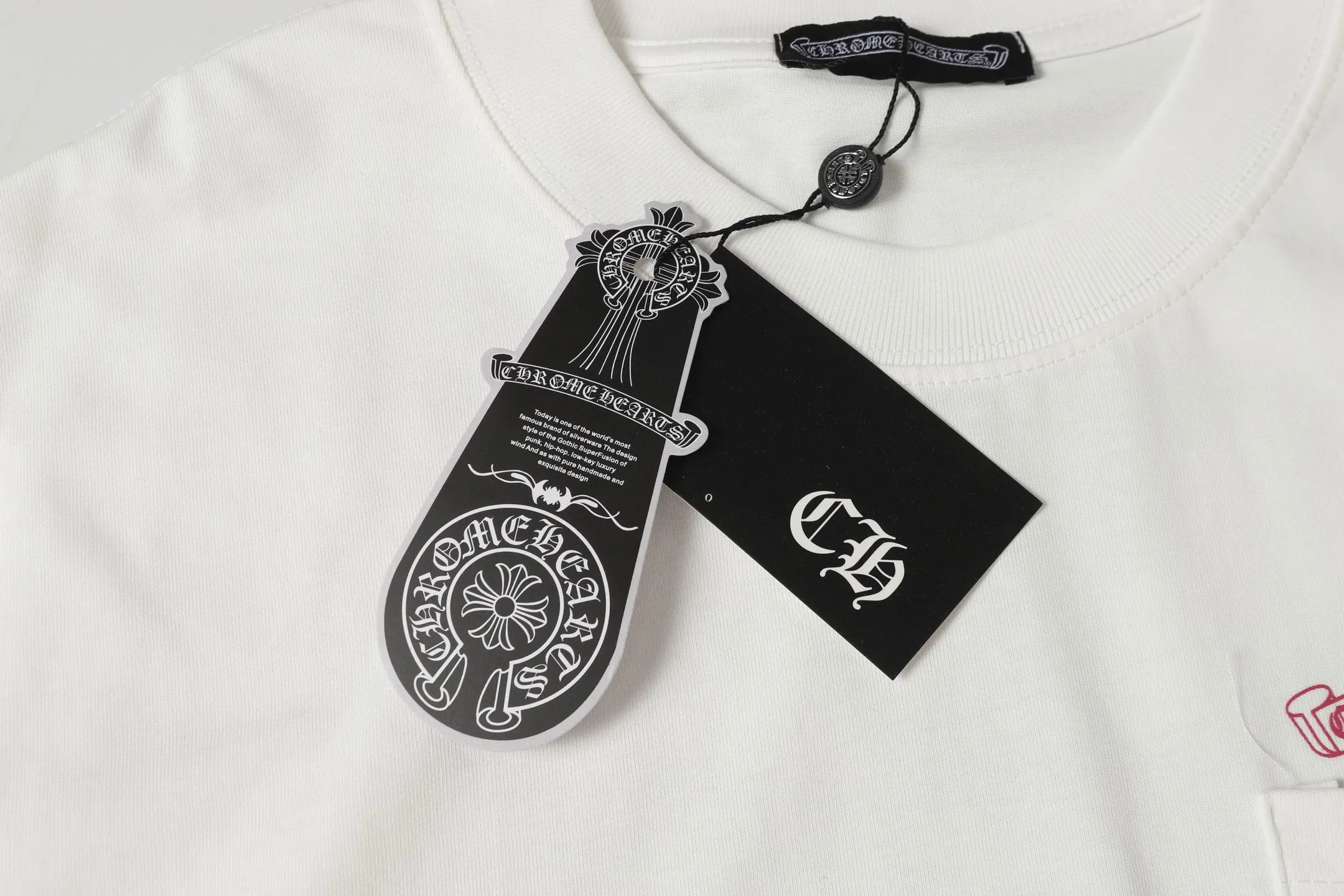 🅿️170 Chrome hearte/Chrome heart ch 25ss early spring Sanskrit horseshoe print short-sleeved T-shirt. A must-have item for daily commuting for men and women in light luxury. The correct version is welcome to compare. Detailed features: ·280g 100% cotton double yarn jersey fabric. ·Custom-dyed in the same cylinder, special thickened 32 pieces double-strand 1x1 thread. ·Double-needle cross-stitch technology. ·Original main mark washed tag. Color: black white. Size: XS-L